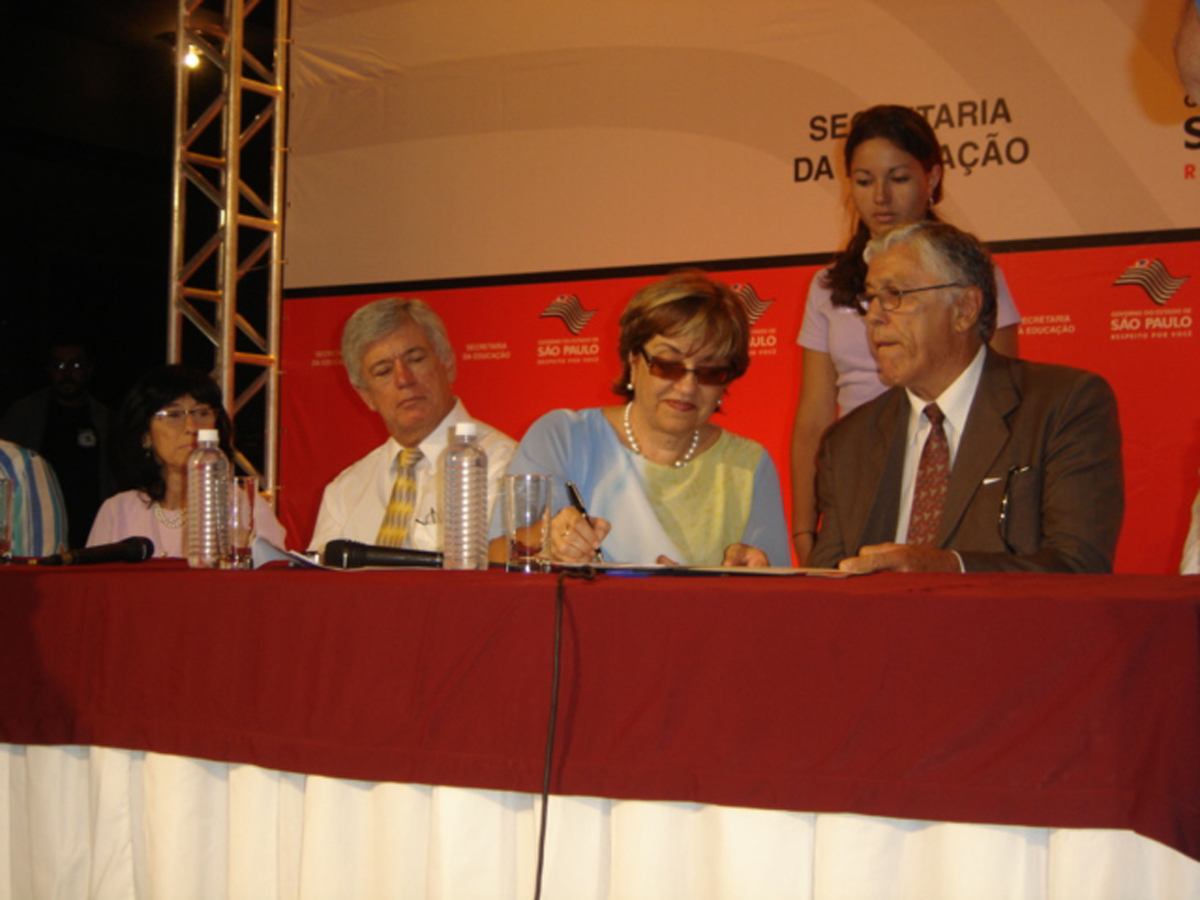 Deputado Milton Flvio,  esquerda, acompanha assinatura de convnio<a style='float:right;color:#ccc' href='https://www3.al.sp.gov.br/repositorio/noticia/03-2008/M Flavio convenio.jpg' target=_blank><i class='bi bi-zoom-in'></i> Clique para ver a imagem </a>